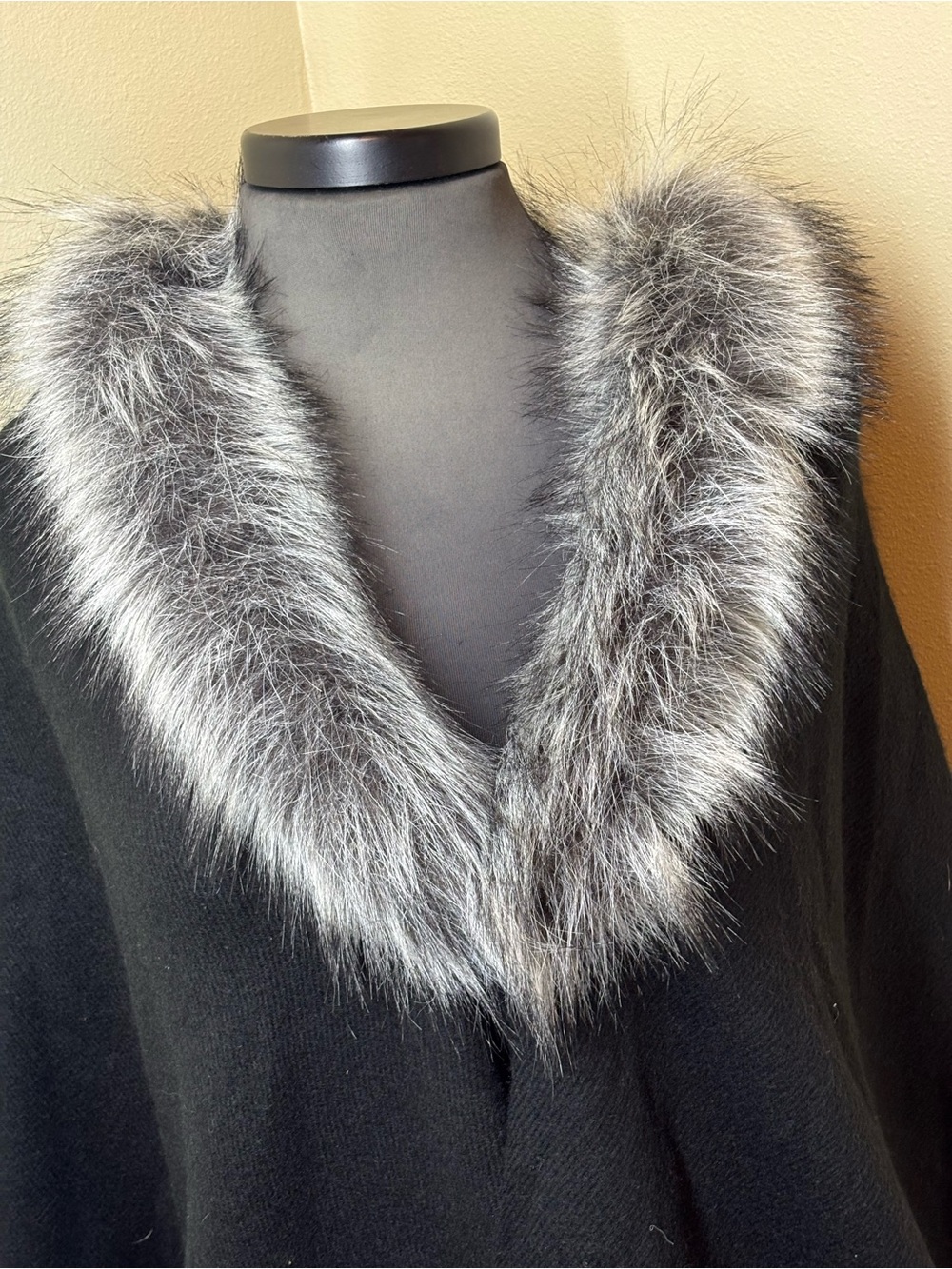 Surely Black Women's Shawl Wrap Poncho with Gray Faux Fur Collar, one size
